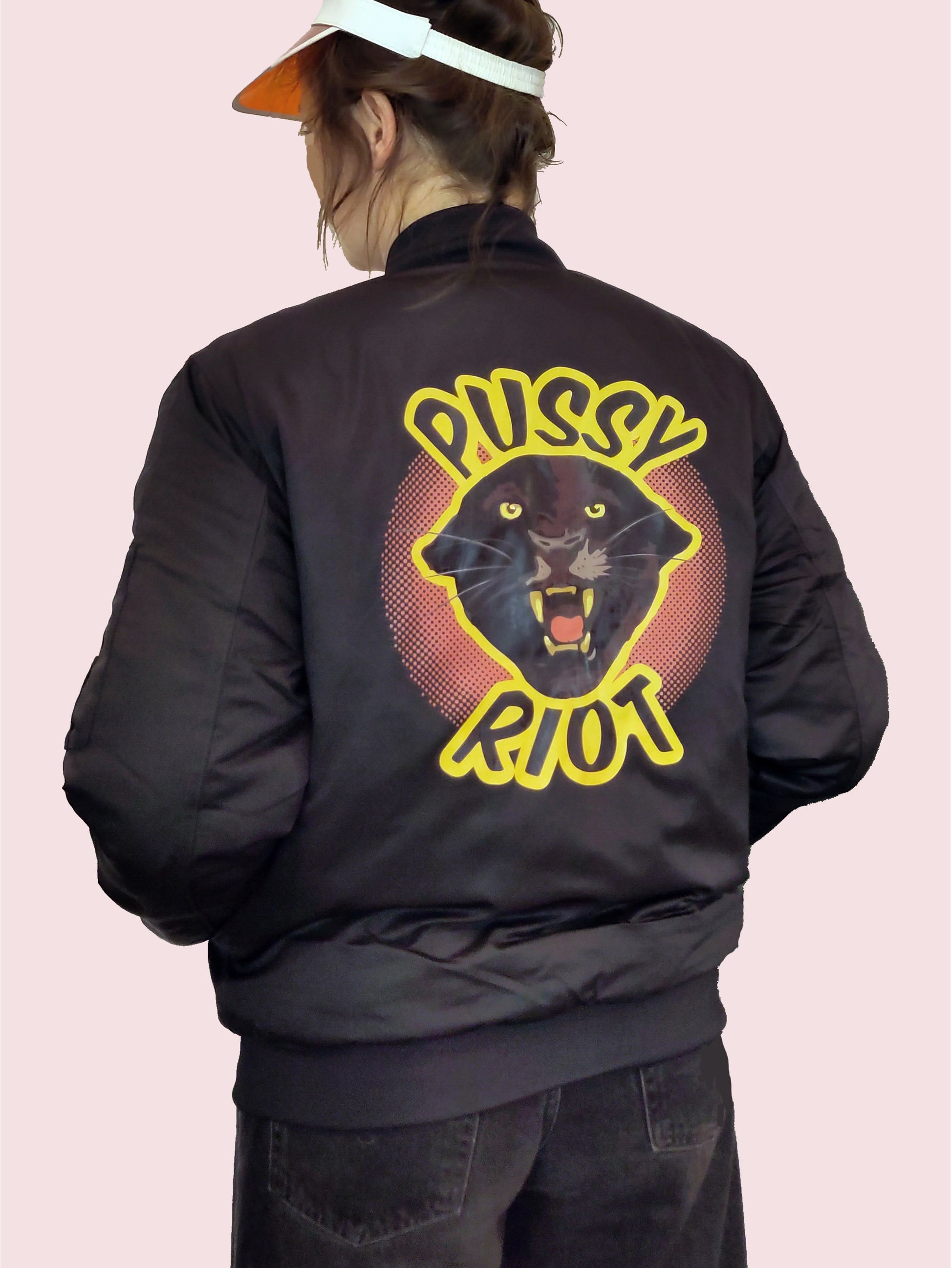 Person trägt Porträt eines Panthers im 80s/90s Retro-Stilmix mit dem Schriftzug ‚Pussy Riot‘ auf einer Bomberjacke, Backprint, Schwarz