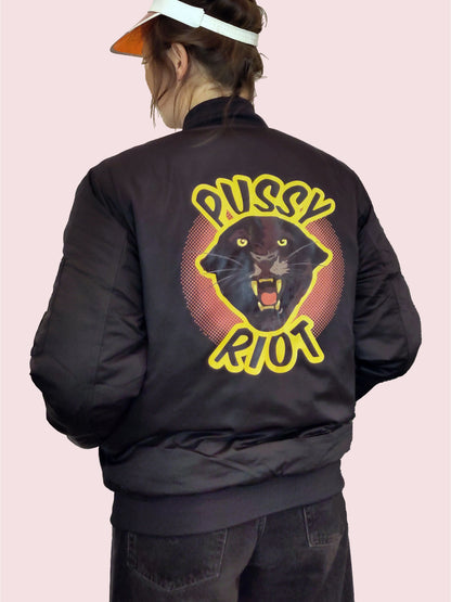 Person trägt Porträt eines Panthers im 80s/90s Retro-Stilmix mit dem Schriftzug ‚Pussy Riot‘ auf einer Bomberjacke, Backprint, Schwarz