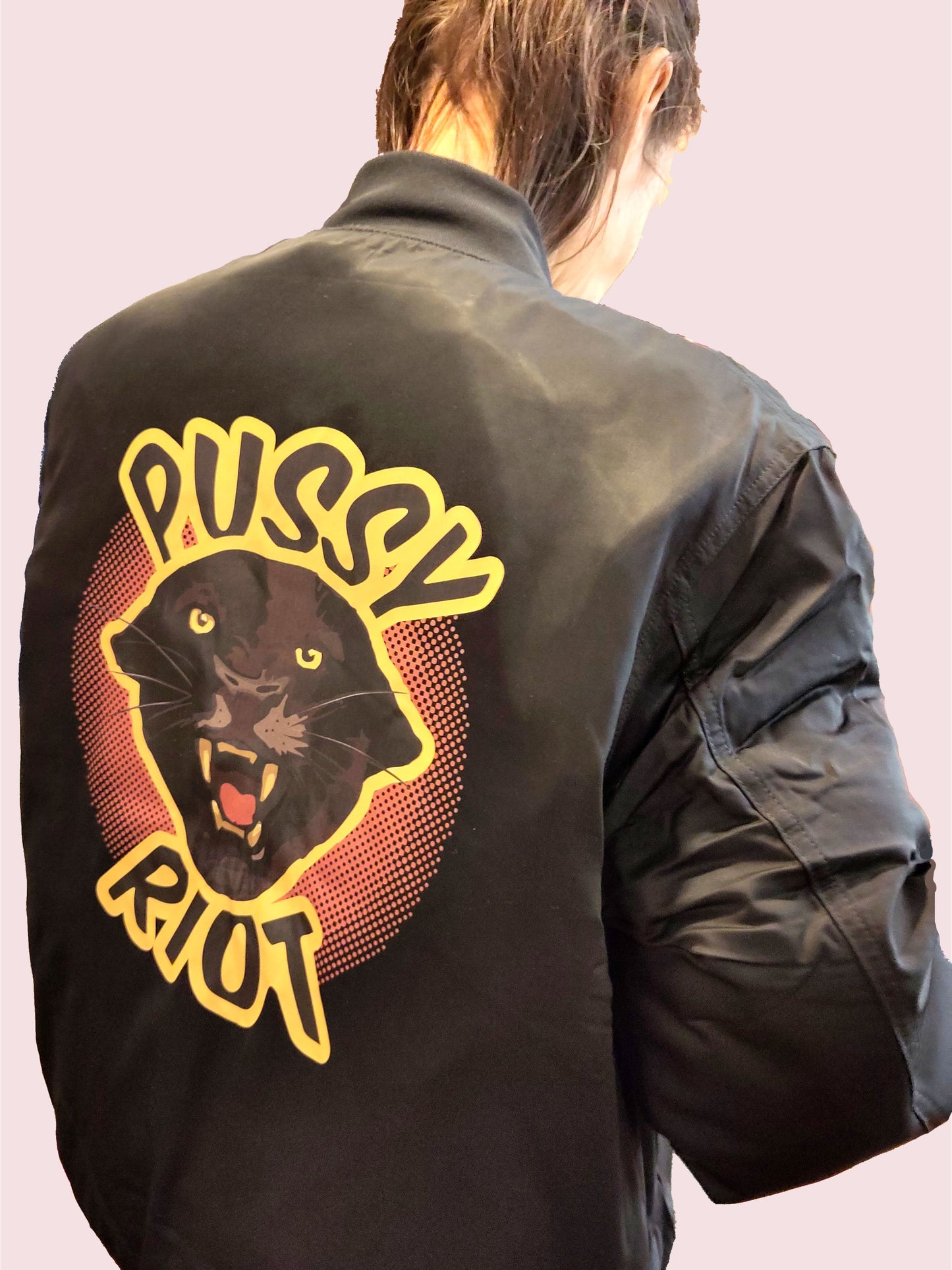 Person trägt Porträt eines Panther im 80s / 90s Retro Stil-mix mit dem Schriftzug ‚Pussy Riot‘ auf einer Bomberjacke, Backprint, Schwarz