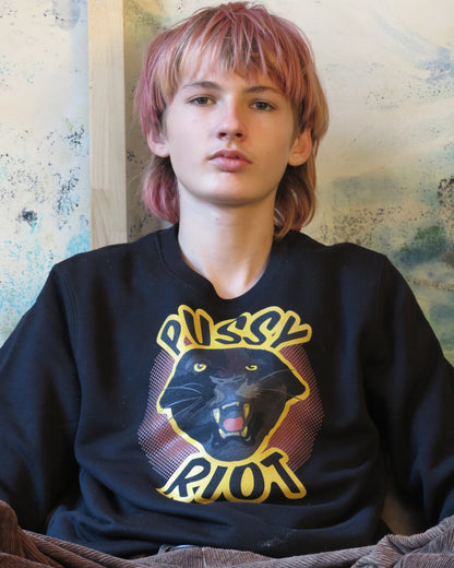 Person trägt Porträt eines Panthers im Retro-Mix-Stil mit dem Schriftzug ‚Pussy Riot‘ auf einem schwarzen Sweatshirt