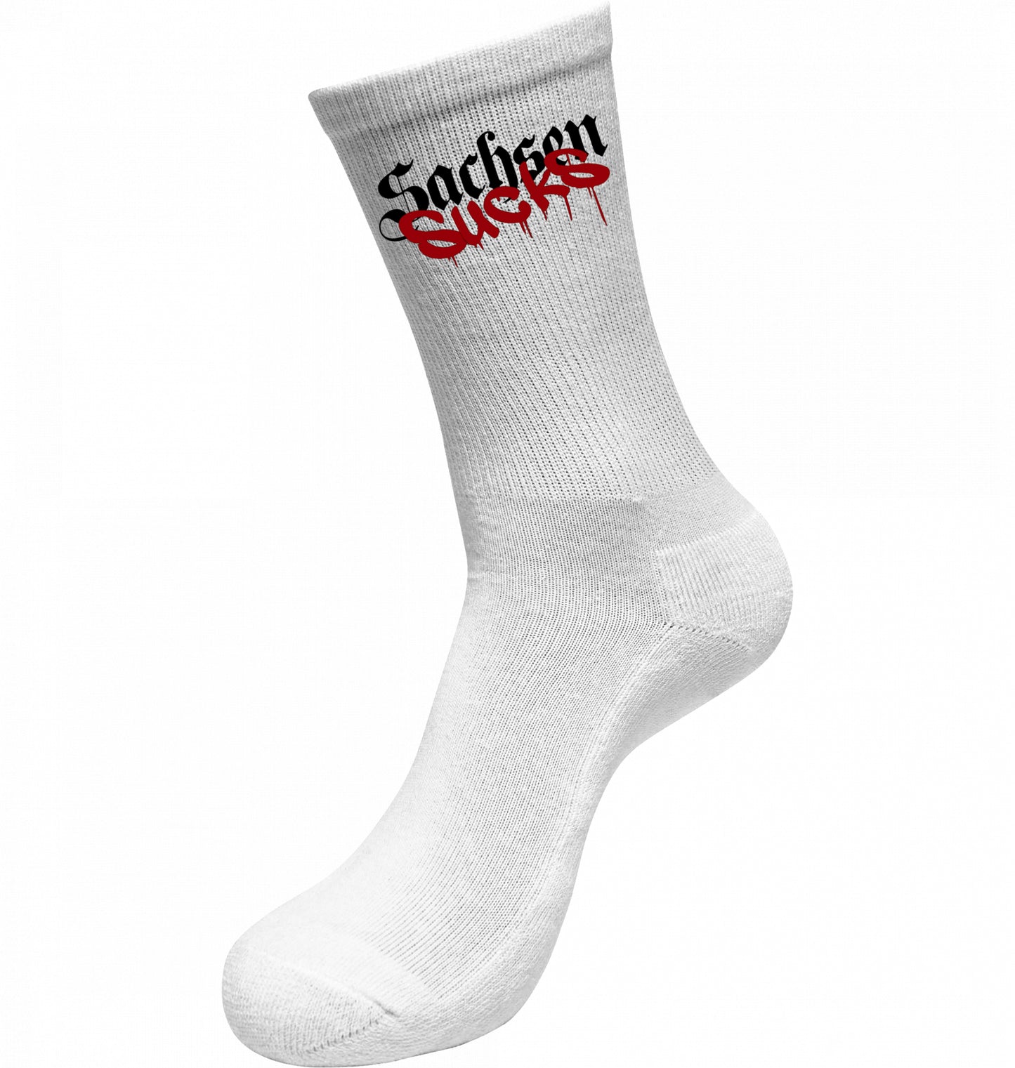 ‚Sachsen‘ in altdeutscher Schrift mit roter Graffiti-Übermalung ‚sucks‘ auf weißen Sportsocken