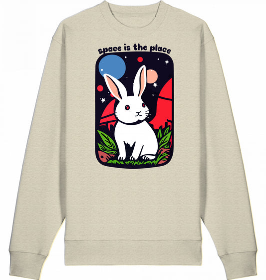 Unter der Aufschrift 'space is the place' hockt ein weißes Kaninchen und schaut verträumt auf Sterne des Nachthimmels, Druck auf einem Baumwoll-Sweater