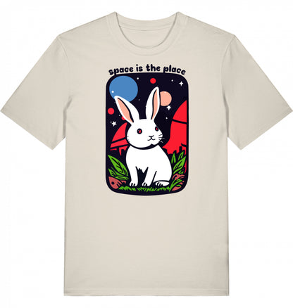 Unter der Aufschrift 'space is the place' hockt ein weißes Kaninchen und schaut verträumt auf Sterne des Nachthimmels, Druck auf einem Baumwoll-T-Shirt