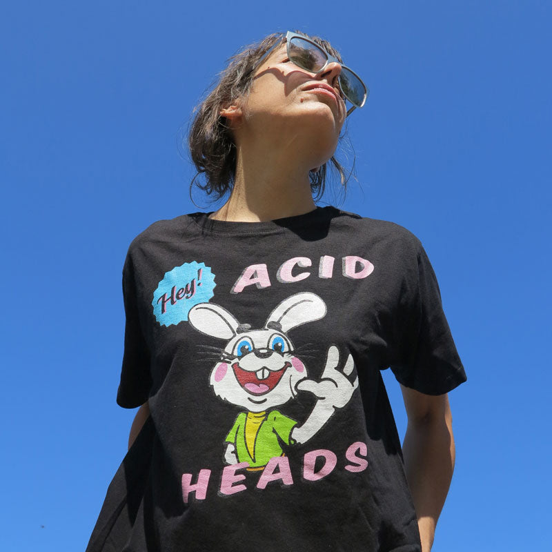 Ein winkendes Kanninchen in 80s Comic aesthetic, Aufschrift: 'Hey Acid Heads'.
Unser Model trägt Größe M vor strahlend blauem Himmel
100% Bio-Baumwolle, fair gehandelt.